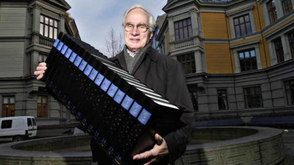 STØTTESPILLER: Francis Sejersted i Fritt Ord er arkitekt bak redningsdaksjonen for Store norske leksikon. Han har gjort det før: Her da det ble gitt penger til en ny papirutgave i 2005. Foto: Truls Brekke / Dagbladet STØTTESPILLER: Francis Sejersted i Fritt Ord er arkitekt bak redningsdaksjonen for Store norske leksikon. Han har gjort det før: Her da det ble gitt penger til en ny papirutgave i 2005. Foto: Truls Brekke / Dagbladet