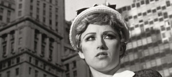 Siden 1977 har Cindy Sherman vært en trofast kilde til både vemmelse og befippelse for publikum. Siden 1977 har Cindy Sherman vært en trofast kilde til både vemmelse og befippelse for publikum.