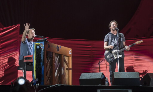 DUO: Chris Martin og Eddie Vedder underholdt fra scenen i Central Park. Foto: Øistein Norum Monsen / Dagbladet DUO: Chris Martin og Eddie Vedder underholdt fra scenen i Central Park. Foto: Øistein Norum Monsen / Dagbladet