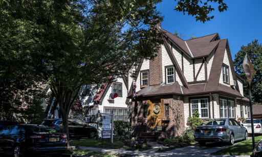 BARNDOMSHJEM: Presidentkandidat Donald Trump vokste opp i det relativt fasjonable nabolaget Jamaica Estate i Queens i New York. Nå legges barndomshjemmet hans ut på auksjon. Foto: Øistein Norum Monsen / Dagbladet BARNDOMSHJEM: Presidentkandidat Donald Trump vokste opp i det relativt fasjonable nabolaget Jamaica Estate i Queens i New York. Nå legges barndomshjemmet hans ut på auksjon. Foto: Øistein Norum Monsen / Dagbladet