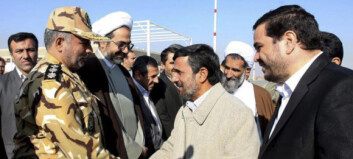 Bryter seg inn i britisk ambassade i Teheran Bryter seg inn i britisk ambassade i Teheran