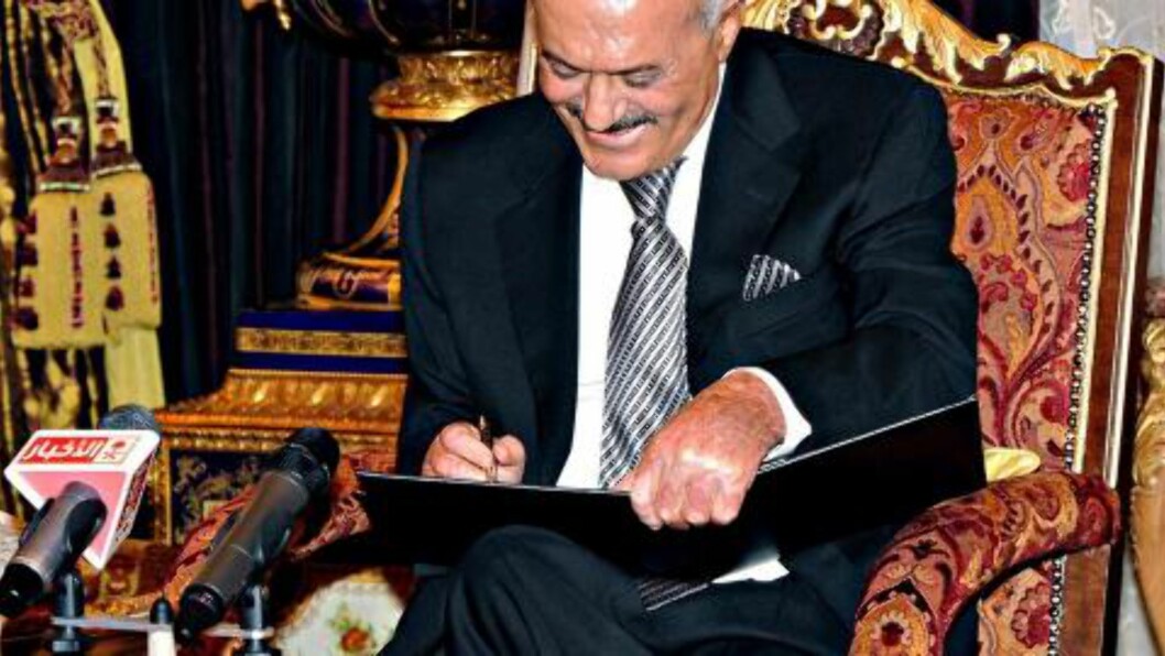 <strong>GÅR AV:</strong> Her signerer Ali Abdullah Saleh avtalen som betyr at han gir fra seg makta. Foto: EPA/Scanpix <strong>GÅR AV:</strong> Her signerer Ali Abdullah Saleh avtalen som betyr at han gir fra seg makta. Foto: EPA/Scanpix