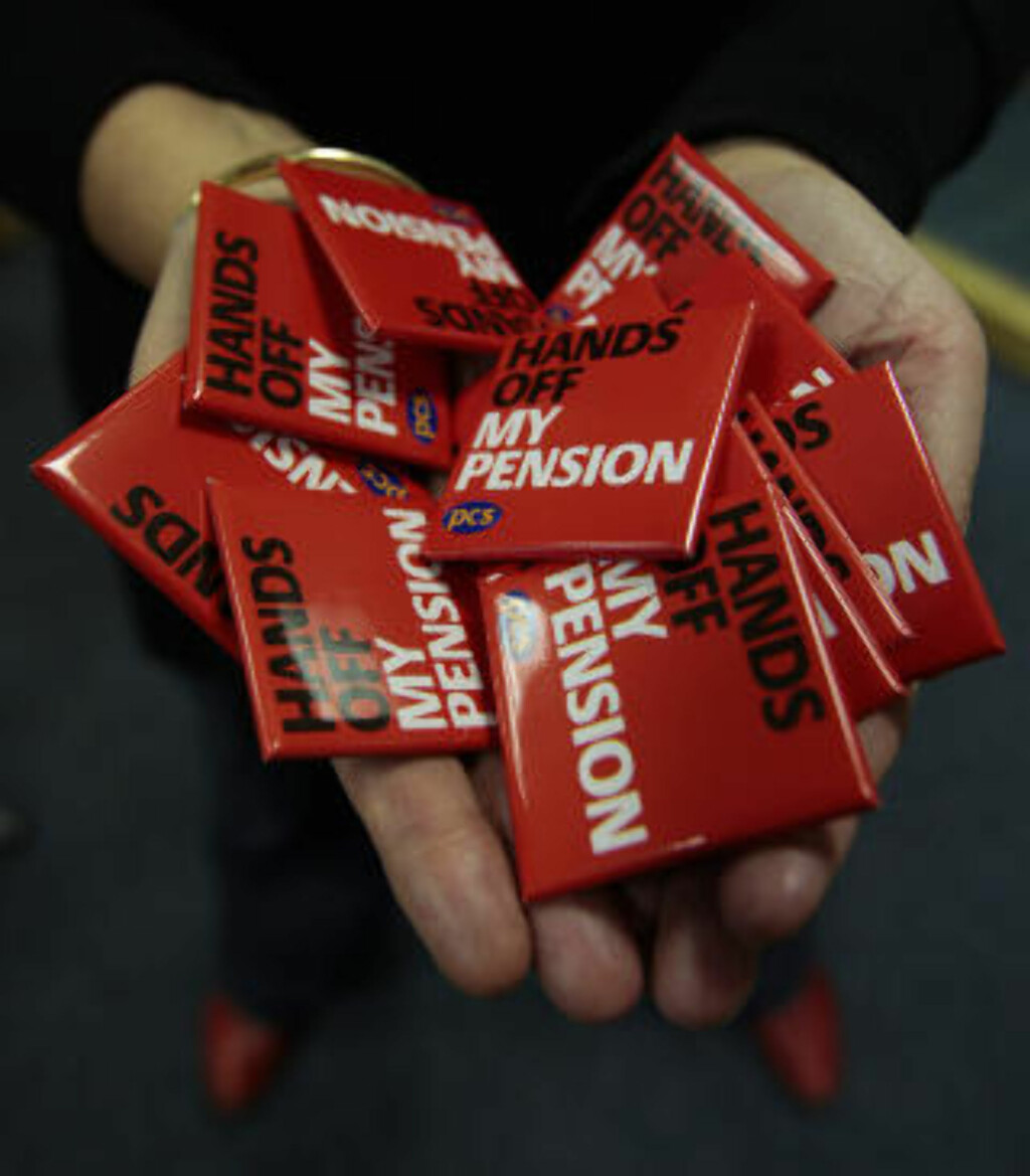 PENSJONSKRANGEL: Regjeringen vil kutte i pensjonen til de som er ansatt i offentlig sektor. Foto: SCANPIX/REUTERS/DAVID MOIR PENSJONSKRANGEL: Regjeringen vil kutte i pensjonen til de som er ansatt i offentlig sektor. Foto: SCANPIX/REUTERS/DAVID MOIR