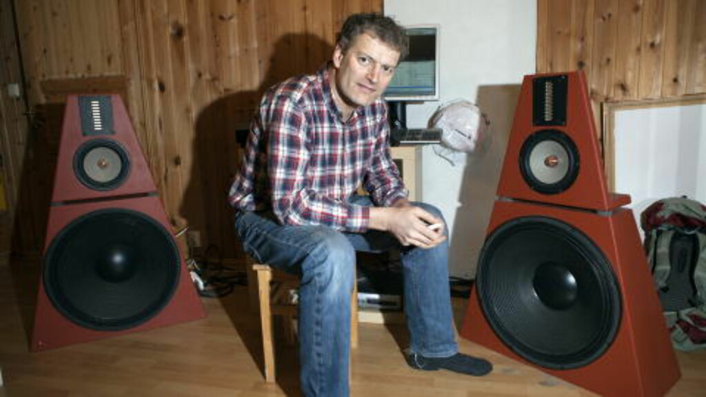 HI-FI NERD: Lars Mytting er ikke bare hekta på ved. Musikk og lyd er viktig - her med sine høyttalere og forstereke har har bygget selv. Legg merke til de store 21" basshøyttalerne. Foto: Anders Grønneberg HI-FI NERD: Lars Mytting er ikke bare hekta på ved. Musikk og lyd er viktig - her med sine høyttalere og forstereke har har bygget selv. Legg merke til de store 21" basshøyttalerne. Foto: Anders Grønneberg