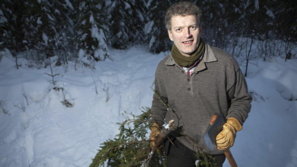 KORTREIST JULEHOGST: Lars Mytting henter sitt eget juletre - som selvsagt er kortreist. Foto: Anders Grønneberg KORTREIST JULEHOGST: Lars Mytting henter sitt eget juletre - som selvsagt er kortreist. Foto: Anders Grønneberg