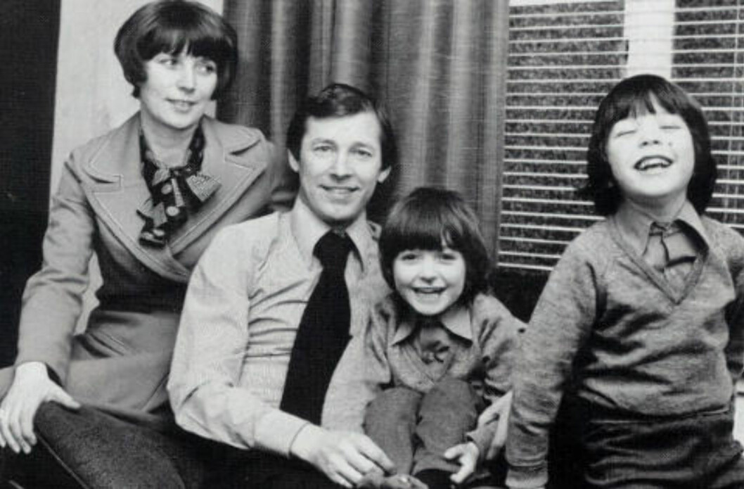 FAMILIEN: Alex Ferguson
traff kona Cathy på dans i
Glasgow. Sammen har de
sønnene Jason og Darren. FAMILIEN: Alex Ferguson
traff kona Cathy på dans i
Glasgow. Sammen har de
sønnene Jason og Darren.