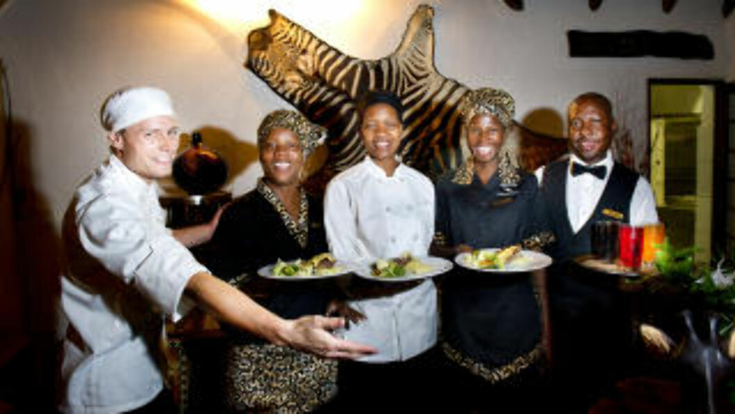 <strong>TRE RETTERS:</strong> Til lunsj og middag lager og serverer (fra venstre) chefen Denwald Geldenhyus, Maria Matlou, kokk Maria Maisela, Joyce Molantoa og bartender Raymond Tlhoalele. <strong>TRE RETTERS:</strong> Til lunsj og middag lager og serverer (fra venstre) chefen Denwald Geldenhyus, Maria Matlou, kokk Maria Maisela, Joyce Molantoa og bartender Raymond Tlhoalele.