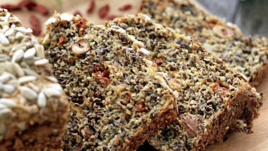 ULRIKA: Den svenske lavkarbo-eksperten Ulrika Davidsson har laget brød med gojibær. Foto: Stenersens forlag ULRIKA: Den svenske lavkarbo-eksperten Ulrika Davidsson har laget brød med gojibær. Foto: Stenersens forlag