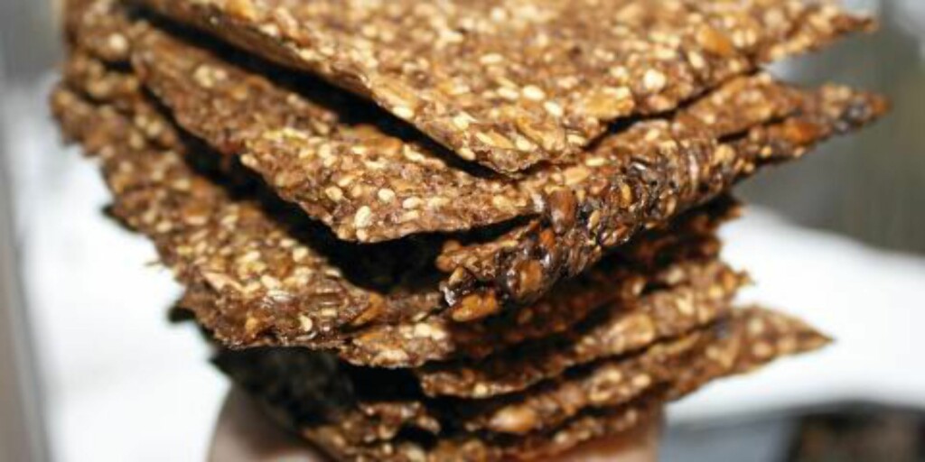 KUTTETIPS: Rut opp knekkebrødene med et pizzahjul, en kniv eller liknende. FOTO: Lavkarbohverdag.com KUTTETIPS: Rut opp knekkebrødene med et pizzahjul, en kniv eller liknende. FOTO: Lavkarbohverdag.com