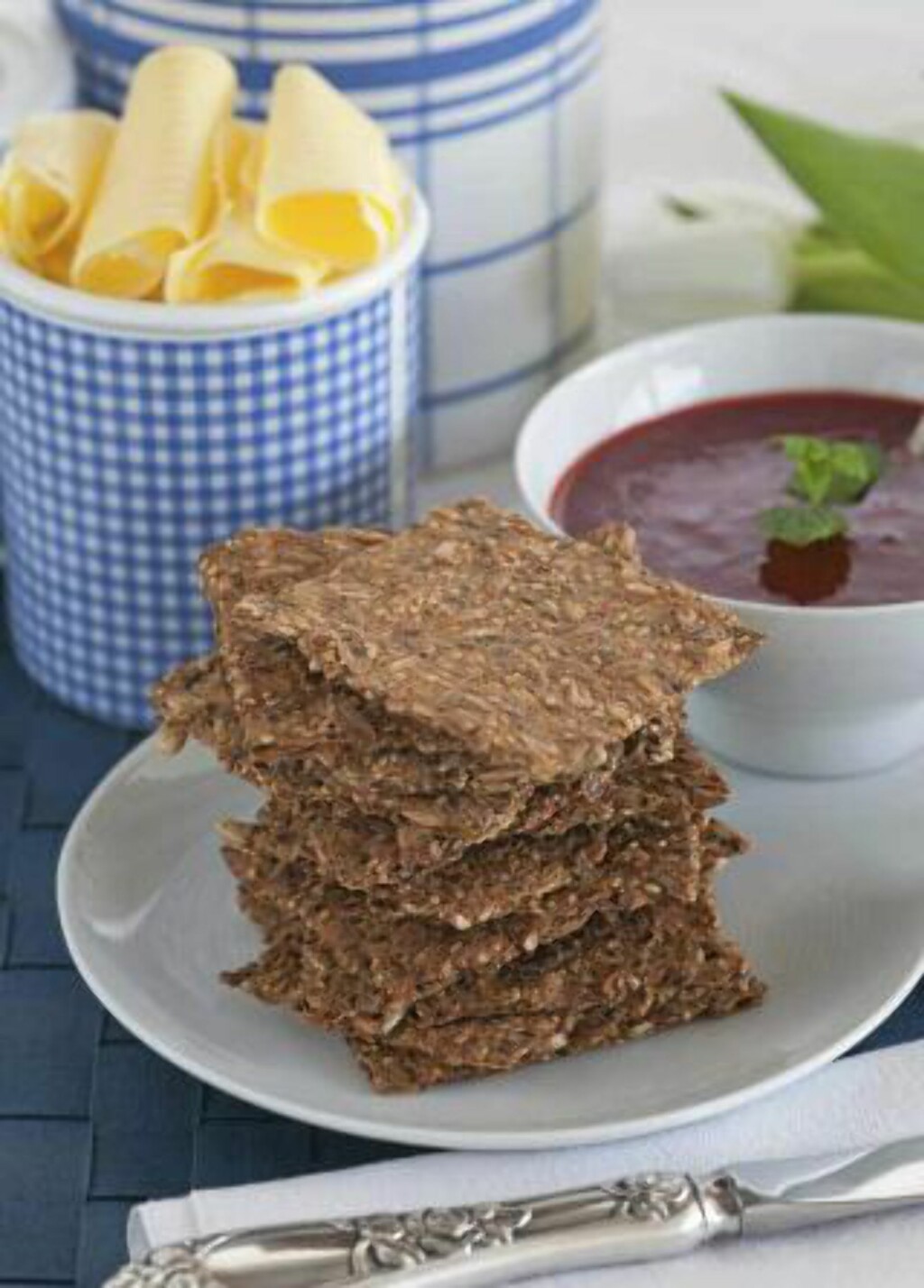 LEGE-OPPSKRIFT: Dr. Hexebergs fiberknekkebrød med mandler og nøtter. FOTO: Cappelen Damm forlag LEGE-OPPSKRIFT: Dr. Hexebergs fiberknekkebrød med mandler og nøtter. FOTO: Cappelen Damm forlag