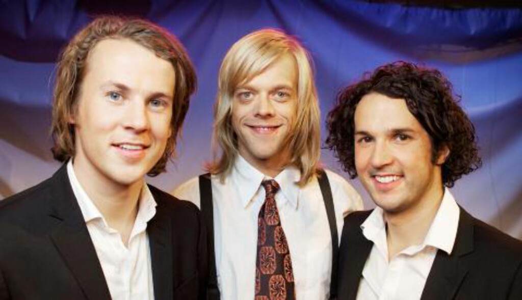 TRIO PÅ TV: Bård (t.v.) og Vegard Ylvisåker (t.h.) har fått med seg moromannen Calle Hellevang-Larsen fra Raske menn. Foto: TVNorge TRIO PÅ TV: Bård (t.v.) og Vegard Ylvisåker (t.h.) har fått med seg moromannen Calle Hellevang-Larsen fra Raske menn. Foto: TVNorge