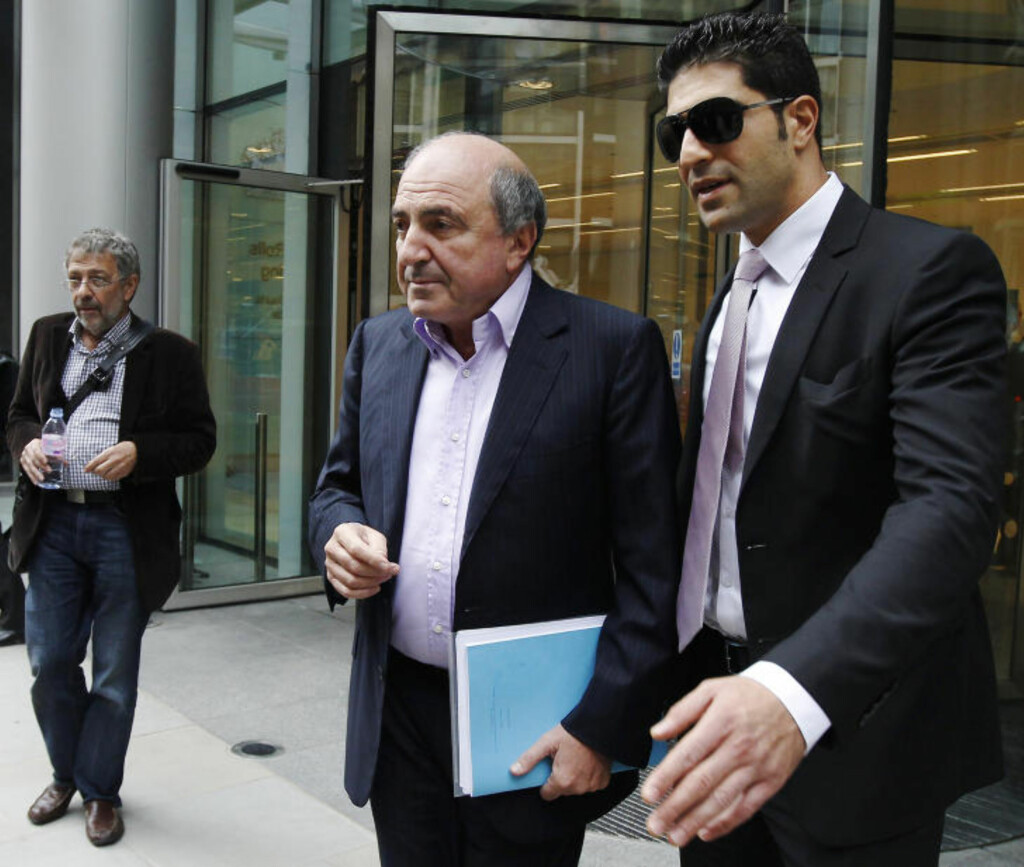 EDDERKOPPEN: Boris Berezovskij geleides ut av retten av sin livvakt. Mørke solbriller, glinsende dresser og milliardbeløp er ingredienser i rettssaken. Foto: Luke MacGregor/Reuters/Scanpix EDDERKOPPEN: Boris Berezovskij geleides ut av retten av sin livvakt. Mørke solbriller, glinsende dresser og milliardbeløp er ingredienser i rettssaken. Foto: Luke MacGregor/Reuters/Scanpix