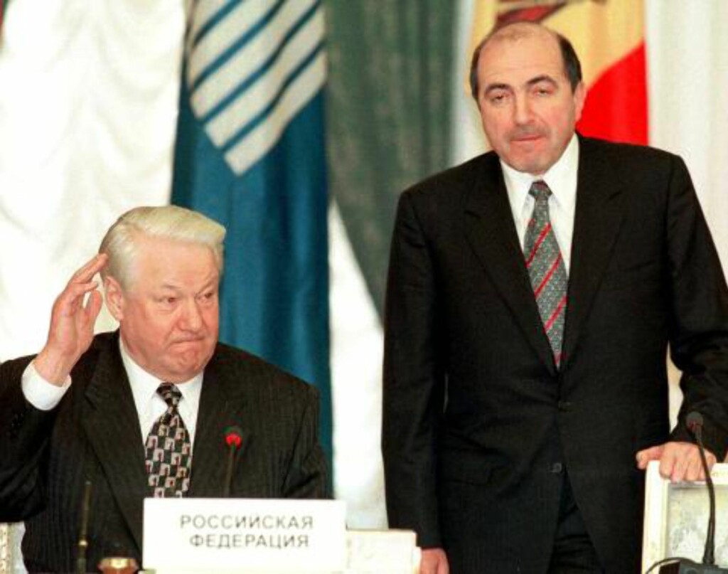 90-TALLET: Boris Jeltsin og Boris Berezovskij var nære allierte på 90-tallet. Berezovskij kom på feil fot med Putin i 2000 og flyktet landet. Foto: AP/Scanpix 90-TALLET: Boris Jeltsin og Boris Berezovskij var nære allierte på 90-tallet. Berezovskij kom på feil fot med Putin i 2000 og flyktet landet. Foto: AP/Scanpix