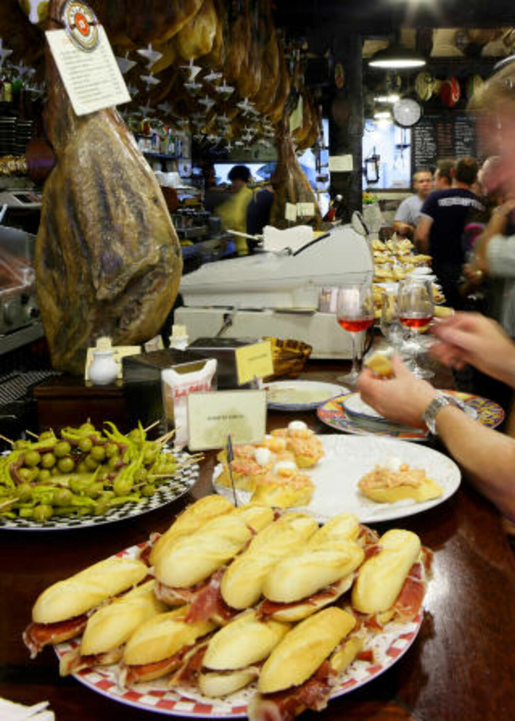<strong>PINTXOS:</strong> Bardisker som bugner av delikat småmat gir valgets kvaler. Foto: KJERSTI GJEMS VANGBERG <strong>PINTXOS:</strong> Bardisker som bugner av delikat småmat gir valgets kvaler. Foto: KJERSTI GJEMS VANGBERG