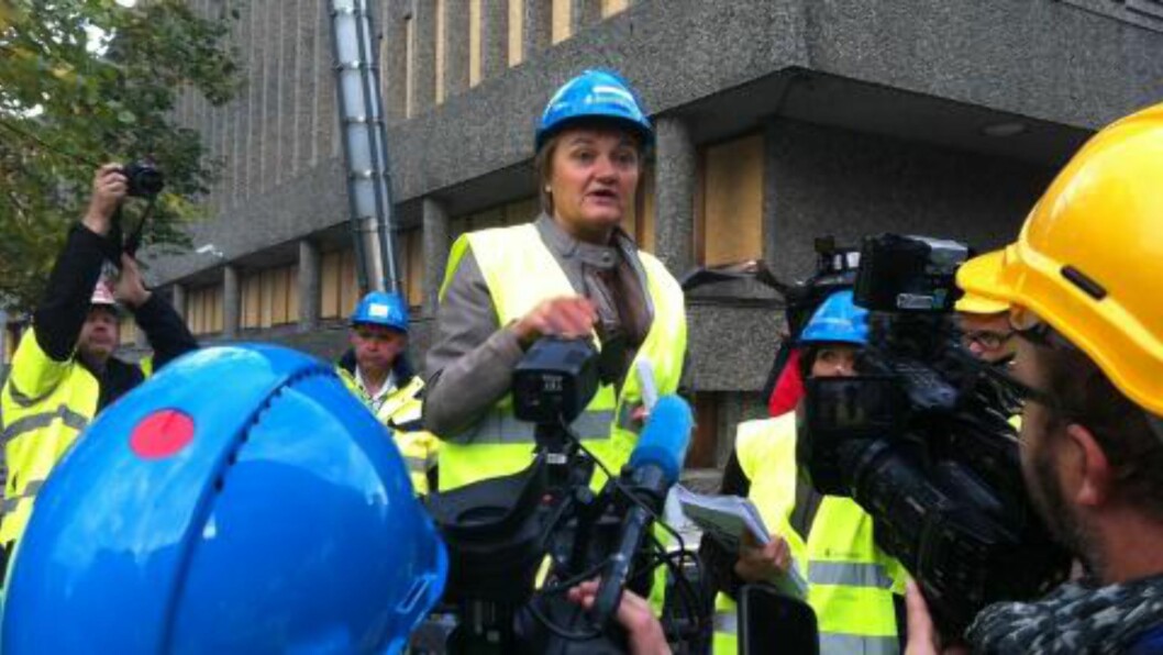 <strong>GUIDER PRESSEN:</strong> Rigmor Aaserud viser pressen igjennom Regjeringskvartalet. Foto: Sindre Meldalen / Dagbladet <strong>GUIDER PRESSEN:</strong> Rigmor Aaserud viser pressen igjennom Regjeringskvartalet. Foto: Sindre Meldalen / Dagbladet