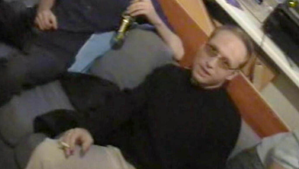 2002: Anders Behring Breivik på fest med medlemmer i Fpu. På dette tidspunktet jobbet han med telefonsalg i Oslo. Foto: Privat 2002: Anders Behring Breivik på fest med medlemmer i Fpu. På dette tidspunktet jobbet han med telefonsalg i Oslo. Foto: Privat