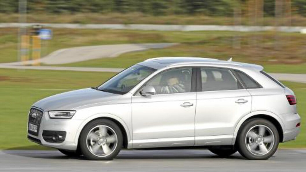 <strong>RUND:</strong> En ny Audi pleier å få mange blikk. Vi testet Q3 samtidig med den nye Range Rover Evoque, og Q3 tapte kampen om oppmerksomheten fra folk flest soleklart. Kanskje er Audi-designerne i ferd med å gjenta seg selv litt for mye? Foto: Egil Nordlien, HM Foto <strong>RUND:</strong> En ny Audi pleier å få mange blikk. Vi testet Q3 samtidig med den nye Range Rover Evoque, og Q3 tapte kampen om oppmerksomheten fra folk flest soleklart. Kanskje er Audi-designerne i ferd med å gjenta seg selv litt for mye? Foto: Egil Nordlien, HM Foto