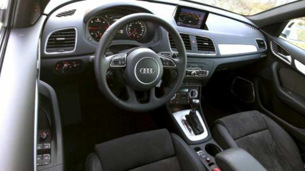 <strong>PENT, MEN TRANGT:</strong> Instrumentbetjeningen er på typisk Audi-vis enkel og gjennomtenkt. Plassforholdene imponerer ikke. Foto: Egil Nordlien, HM Foto <strong>PENT, MEN TRANGT:</strong> Instrumentbetjeningen er på typisk Audi-vis enkel og gjennomtenkt. Plassforholdene imponerer ikke. Foto: Egil Nordlien, HM Foto