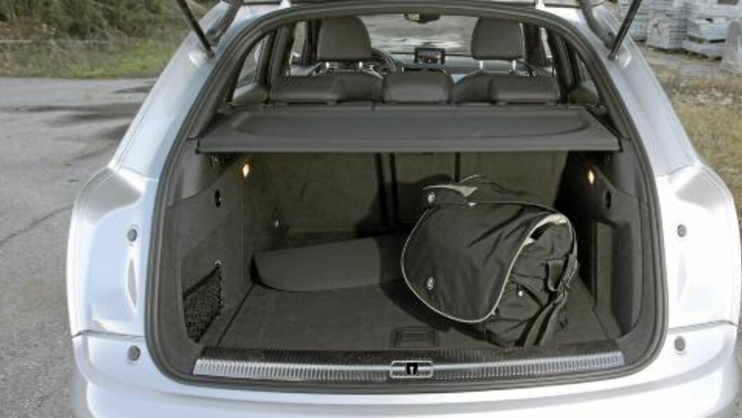 <strong>IKKE STORT:</strong> Audi oppgir bagasjerommet til 460 liter. Det stusser vi over, for målebåndet vårt viser at det er betydelig mindre, særlig smalere, enn andre bagasjerom med omtrent samme oppgitte litertall. Foto: Egil Nordlien, HM Foto <strong>IKKE STORT:</strong> Audi oppgir bagasjerommet til 460 liter. Det stusser vi over, for målebåndet vårt viser at det er betydelig mindre, særlig smalere, enn andre bagasjerom med omtrent samme oppgitte litertall. Foto: Egil Nordlien, HM Foto