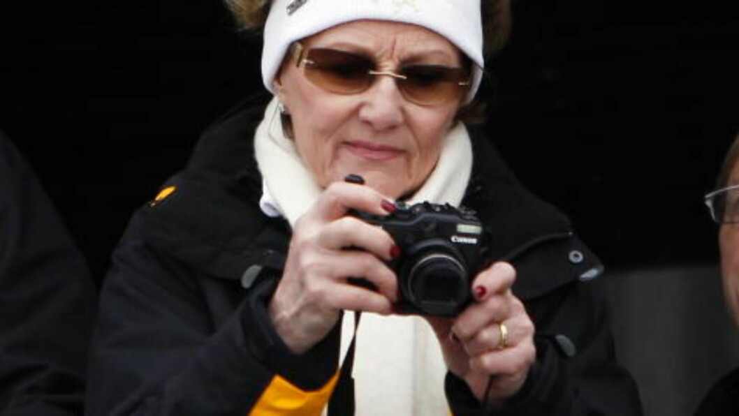 <strong>IVRIG FOTOGRAF:</strong> Dronning Sonja er kjent som en svært kunnskapsrik kunstkjenner og en ivrig hobbyfotograf. Nå debuterer hun som kunstner på en utstilling i Sverige. Foto: Lise Åserud / Scanpix <strong>IVRIG FOTOGRAF:</strong> Dronning Sonja er kjent som en svært kunnskapsrik kunstkjenner og en ivrig hobbyfotograf. Nå debuterer hun som kunstner på en utstilling i Sverige. Foto: Lise Åserud / Scanpix