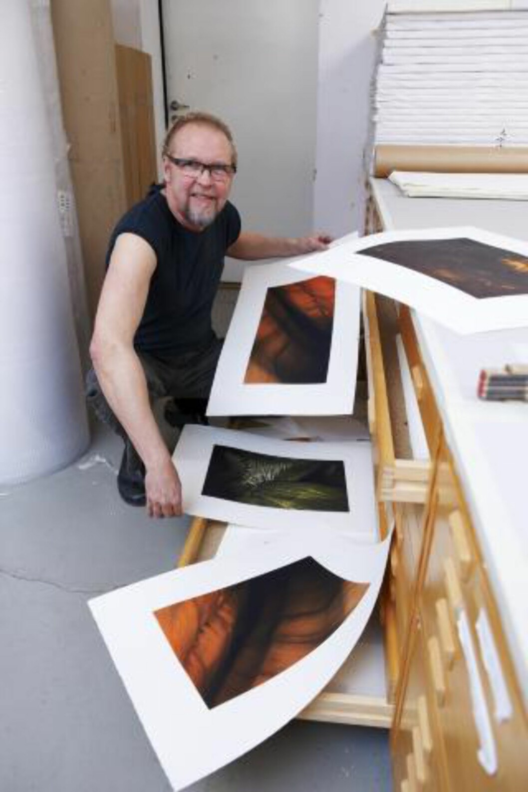 <strong>TRYKKER KONGELIG KUNST:</strong> Ole Larsen trykker for tida kunstverkene som skal stilles ut i Helsingborg. Kunstneren som får tildelt Dronning Sonjas kunstnerstipend til sommeren får også et opphold hos Larsen. Foto: Stefan Lindblom/Stella Pictures <strong>TRYKKER KONGELIG KUNST:</strong> Ole Larsen trykker for tida kunstverkene som skal stilles ut i Helsingborg. Kunstneren som får tildelt Dronning Sonjas kunstnerstipend til sommeren får også et opphold hos Larsen. Foto: Stefan Lindblom/Stella Pictures