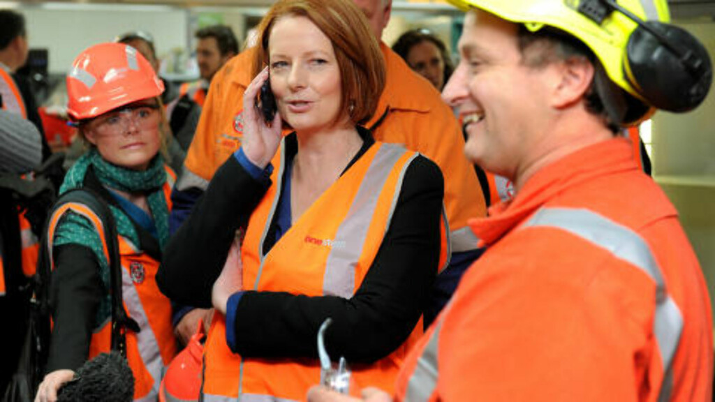PÅ TURNE: Julia Gillard reiser nå landet rundt i håp om å få støtte til CO2-avgiftsplanen sin fra et i utganspunktet veldig skeptisk folk. Her snakker hun med kona til en arbeider på telefon ved OneSteel's mill i en av Melbournes forstader. Foto: AFP PHOTO/William WEST PÅ TURNE: Julia Gillard reiser nå landet rundt i håp om å få støtte til CO2-avgiftsplanen sin fra et i utganspunktet veldig skeptisk folk. Her snakker hun med kona til en arbeider på telefon ved OneSteel's mill i en av Melbournes forstader. Foto: AFP PHOTO/William WEST