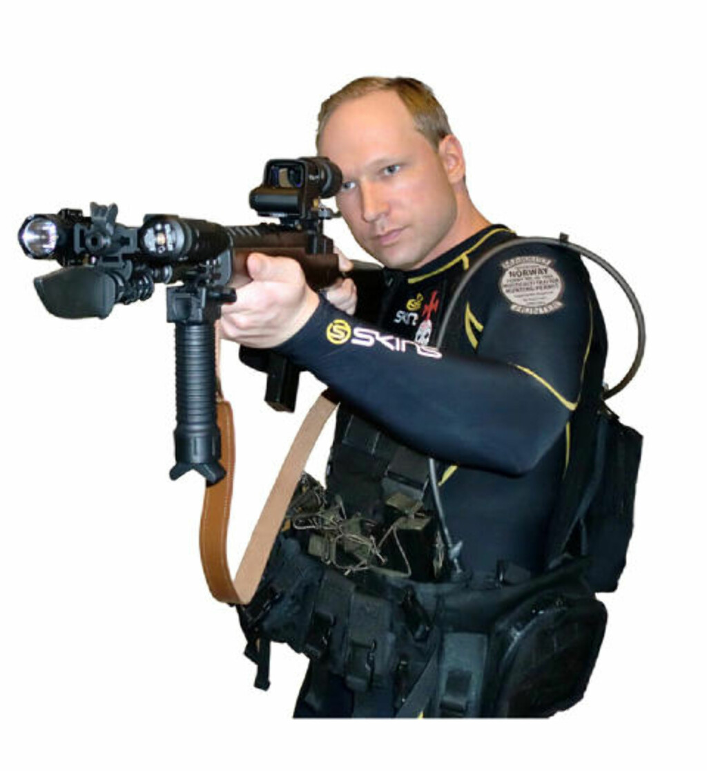 FREMSTILTE SEG SOM EN SOLDAT: Behring Breivik avbildet i manifestet med en 223-rifle av merket Ruger Mini-14. Breivik skal også ha vært utstyrt med en pistol av type Glock 9 millimeter da han gjennomførte massakren.
Foto: Faksimile fra manifestet/Scanpix FREMSTILTE SEG SOM EN SOLDAT: Behring Breivik avbildet i manifestet med en 223-rifle av merket Ruger Mini-14. Breivik skal også ha vært utstyrt med en pistol av type Glock 9 millimeter da han gjennomførte massakren.
Foto: Faksimile fra manifestet/Scanpix