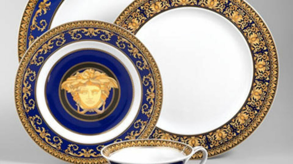 SIER HAN SOLGTE 40-DELERS SERVISE: For sitt Versace-Rosenthal-middagssett skal Breivik ha fått 5000 euro. SIER HAN SOLGTE 40-DELERS SERVISE: For sitt Versace-Rosenthal-middagssett skal Breivik ha fått 5000 euro.