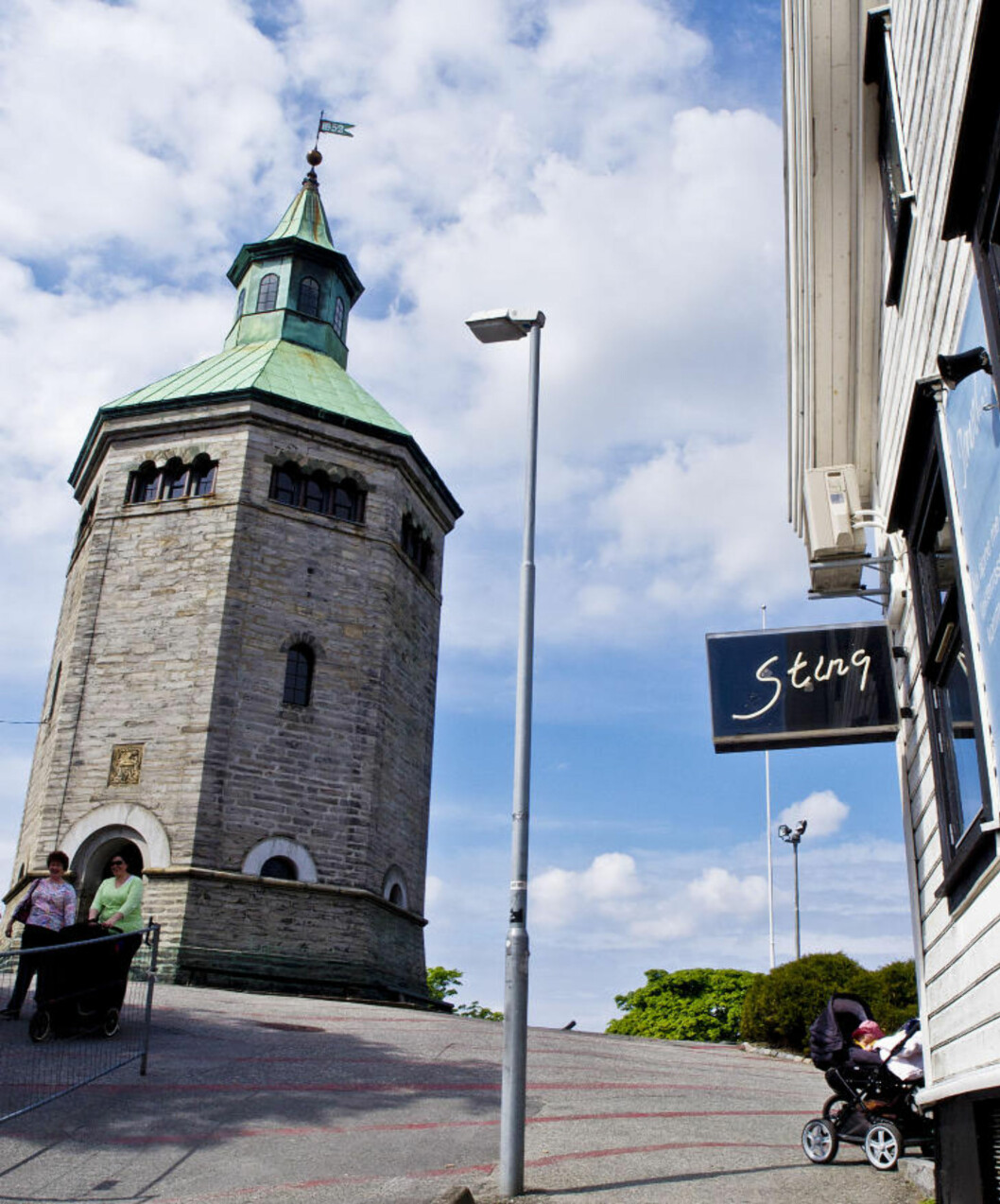 <strong>FIINT GAMMELT:</strong> Sting holder til i et fint gammelt herskaphus fra 1860-åra, og er nærmeste nabo til Valbergtårnet, stads-conduktør i Christiania Christian Groschs staselige branntårn fra 1850-53. Herfra speidet Stavangers vektere etter branner helt fram til 1922. FOTO: TERJE MOSNES <strong>FIINT GAMMELT:</strong> Sting holder til i et fint gammelt herskaphus fra 1860-åra, og er nærmeste nabo til Valbergtårnet, stads-conduktør i Christiania Christian Groschs staselige branntårn fra 1850-53. Herfra speidet Stavangers vektere etter branner helt fram til 1922. FOTO: TERJE MOSNES