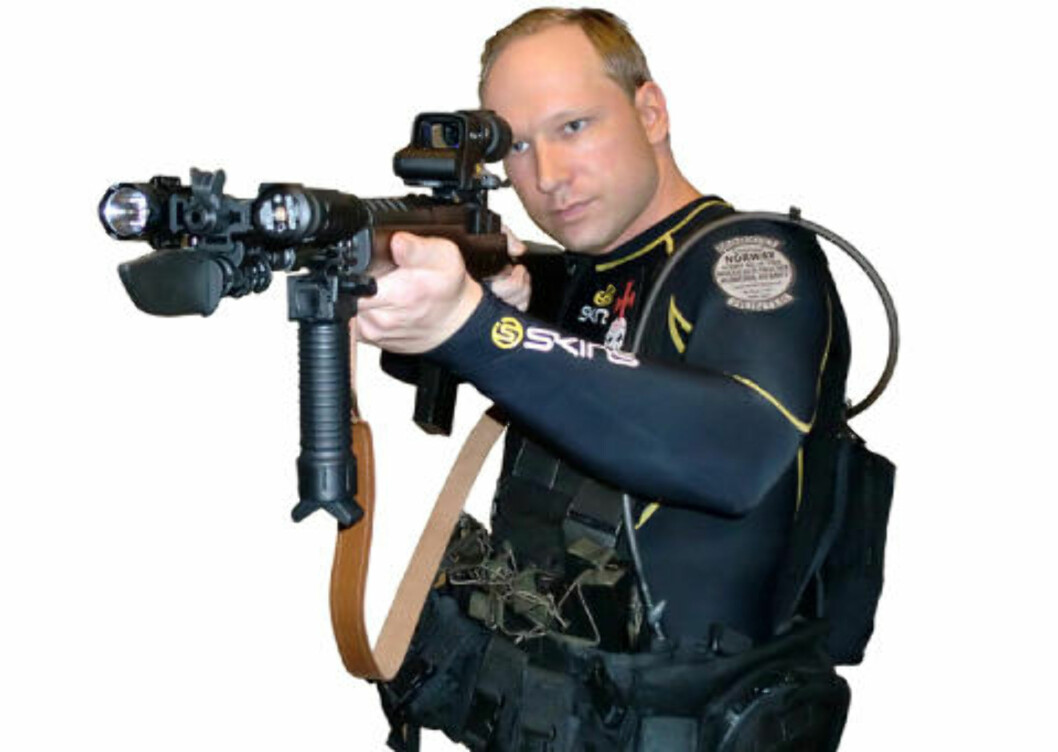 <strong>DRAPSVÅPENET:</strong> Bildet viser Anders Behring Breivik med sin Ruger Mini 14, med diverse ekstrautstyr. Det halvautomatiske våpenet ble brukt i mange av de 69 drapene på Utøya. Nå diskuterer våpenlovutvalget om lovgivningen for halvautomatiske våpen skal endres. Anders Behring Breivik distribuerte selv dette bildet av seg selv i forbindelse med terroraksjonene 22. juli. <strong>DRAPSVÅPENET:</strong> Bildet viser Anders Behring Breivik med sin Ruger Mini 14, med diverse ekstrautstyr. Det halvautomatiske våpenet ble brukt i mange av de 69 drapene på Utøya. Nå diskuterer våpenlovutvalget om lovgivningen for halvautomatiske våpen skal endres. Anders Behring Breivik distribuerte selv dette bildet av seg selv i forbindelse med terroraksjonene 22. juli.