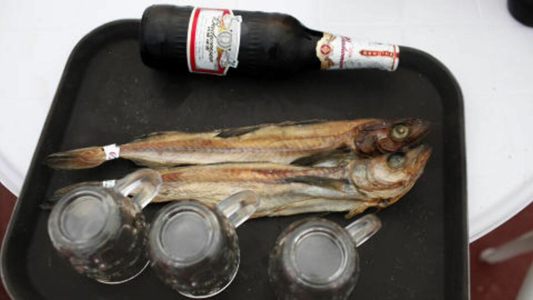 SNACKS: Enkle måltider ble servert på kafeteriavis på brett, slik som øl og tørket fisk. Foto: CARLOS BARRIA/REUTERS/SANPIX SNACKS: Enkle måltider ble servert på kafeteriavis på brett, slik som øl og tørket fisk. Foto: CARLOS BARRIA/REUTERS/SANPIX