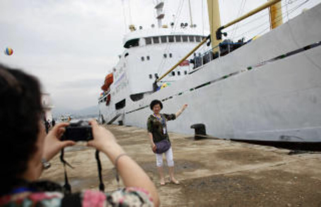 SKAL LOKKE TURISTER: Gjester tar bilder av skipet Mangyongbong før ombordstigning. Nord-Korea har vært åpent for vestlige turister siden 1987, men besøkene er både strengt kontrollert og nøye overvåket. Enkelte områder har likevel blitt åpnet gradvis mer og mer, så turgrupper kan se landet på egenhånd. Foto: CARLOS BARRIA/REUTERS/SCANPIX SKAL LOKKE TURISTER: Gjester tar bilder av skipet Mangyongbong før ombordstigning. Nord-Korea har vært åpent for vestlige turister siden 1987, men besøkene er både strengt kontrollert og nøye overvåket. Enkelte områder har likevel blitt åpnet gradvis mer og mer, så turgrupper kan se landet på egenhånd. Foto: CARLOS BARRIA/REUTERS/SCANPIX