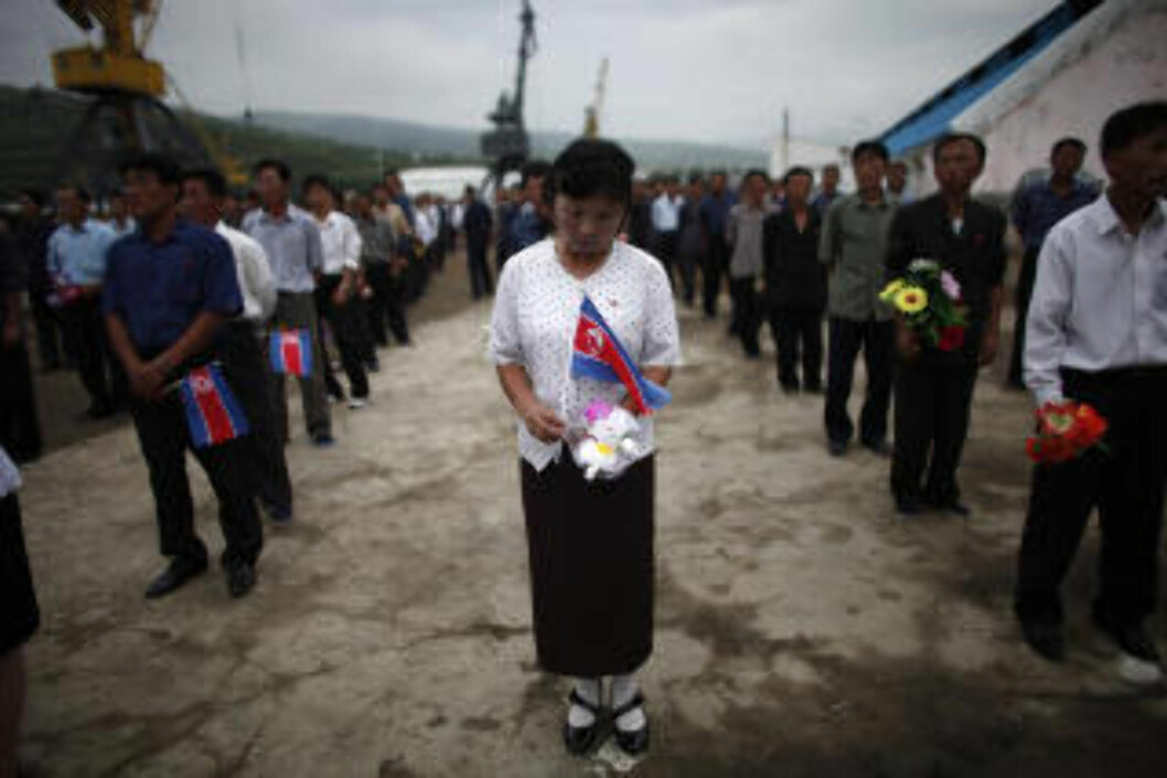 HØYTIDELIG FEIRING: Med nordkoreanske flagg og kunstige blomster, ønsket de vel 500 frammøtte fra lokalbefolkningen cruiset en god reise. Foto: CARLOS BARRIA/REUTERS/SCANPIX HØYTIDELIG FEIRING: Med nordkoreanske flagg og kunstige blomster, ønsket de vel 500 frammøtte fra lokalbefolkningen cruiset en god reise. Foto: CARLOS BARRIA/REUTERS/SCANPIX