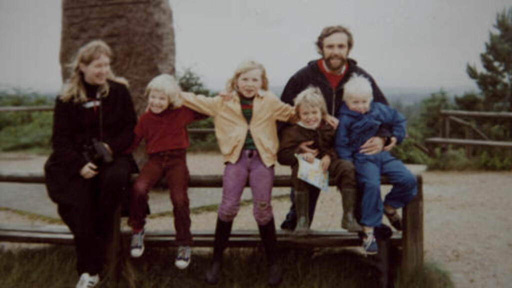 HIPPIEFAMILIEN: Her ser vi Sonja Richter i midten med noen av sine søsken og halvsøsken. Foreldrene praktiserte fri sex i kollektivet. Foto: Privat HIPPIEFAMILIEN: Her ser vi Sonja Richter i midten med noen av sine søsken og halvsøsken. Foreldrene praktiserte fri sex i kollektivet. Foto: Privat