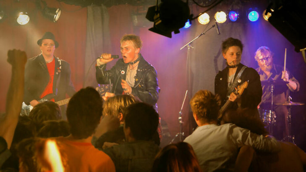 PUNKEBAND: Far og sønn, hippie og punker, bestemmer seg for å gi faen - og ender opp å spille i samme band. Foto: Fra filmen PUNKEBAND: Far og sønn, hippie og punker, bestemmer seg for å gi faen - og ender opp å spille i samme band. Foto: Fra filmen