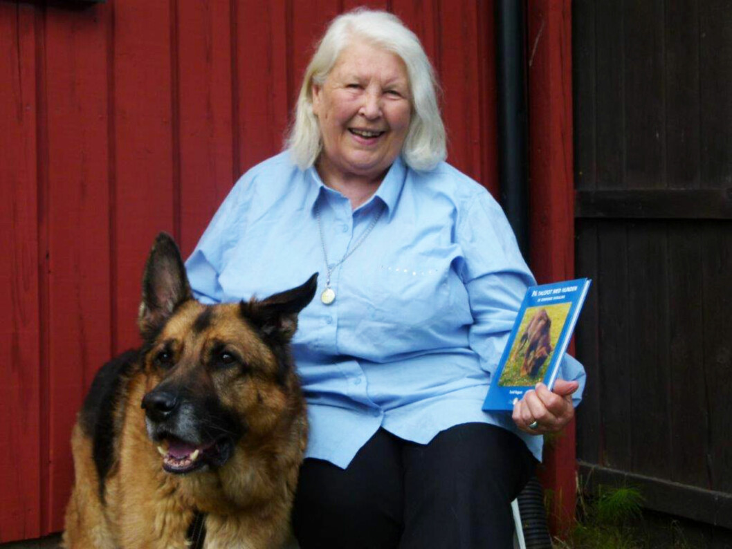 Turid Rugaas har lang erfaring med hunder, og jobber i dag med å utdanne hundeinstruktører. Hun har blant annet også skrevet boken "Kunsten å overleve: De dempende signalene". Foto: Privat Turid Rugaas har lang erfaring med hunder, og jobber i dag med å utdanne hundeinstruktører. Hun har blant annet også skrevet boken "Kunsten å overleve: De dempende signalene". Foto: Privat