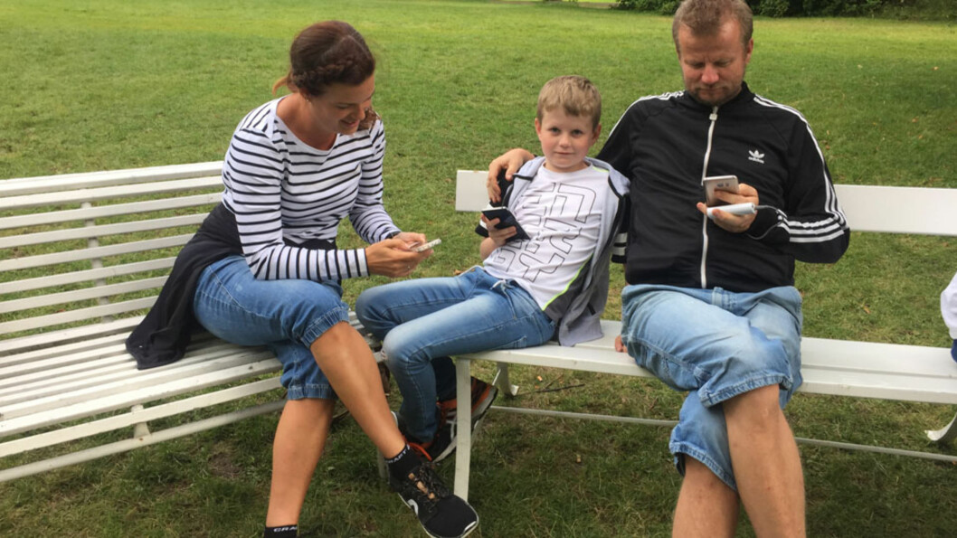 TRE LURER OG ET LUCKY EGG: Strategisk pause i parken. Foto: Privat TRE LURER OG ET LUCKY EGG: Strategisk pause i parken. Foto: Privat