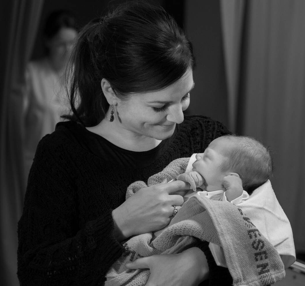DELAKTIG: - Jeg står ofte og holder i føtter og hender mens jeg motiverer til pressing, sier fødselsfotograf Eva Rose. Foto: Eva Rose DELAKTIG: - Jeg står ofte og holder i føtter og hender mens jeg motiverer til pressing, sier fødselsfotograf Eva Rose. Foto: Eva Rose