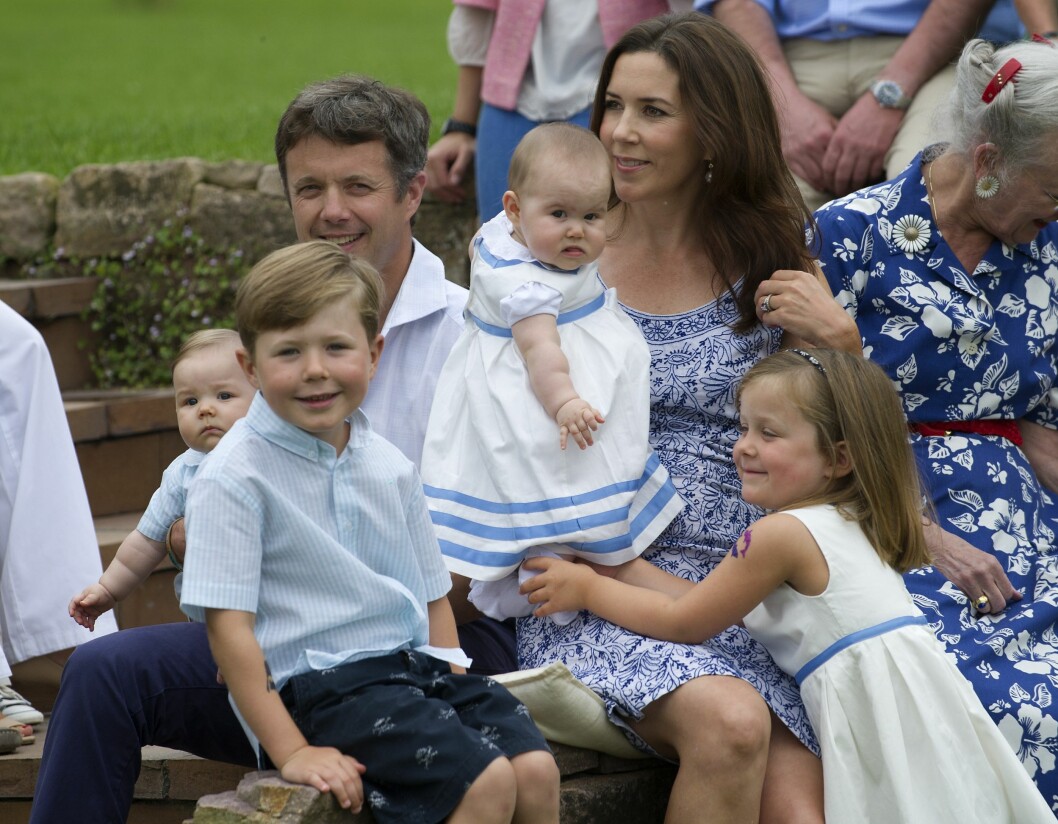 DEN DANSKE KONGEFAMILIEN: Kronprins Fredrik og Kronprinsesse Mary har fire barn; Prins Christian, Prinsesse Isabella og tvillingene Prins Vincent og Prinsesse Josephine. Foto: Scanpix Denmark DEN DANSKE KONGEFAMILIEN: Kronprins Fredrik og Kronprinsesse Mary har fire barn; Prins Christian, Prinsesse Isabella og tvillingene Prins Vincent og Prinsesse Josephine. Foto: Scanpix Denmark