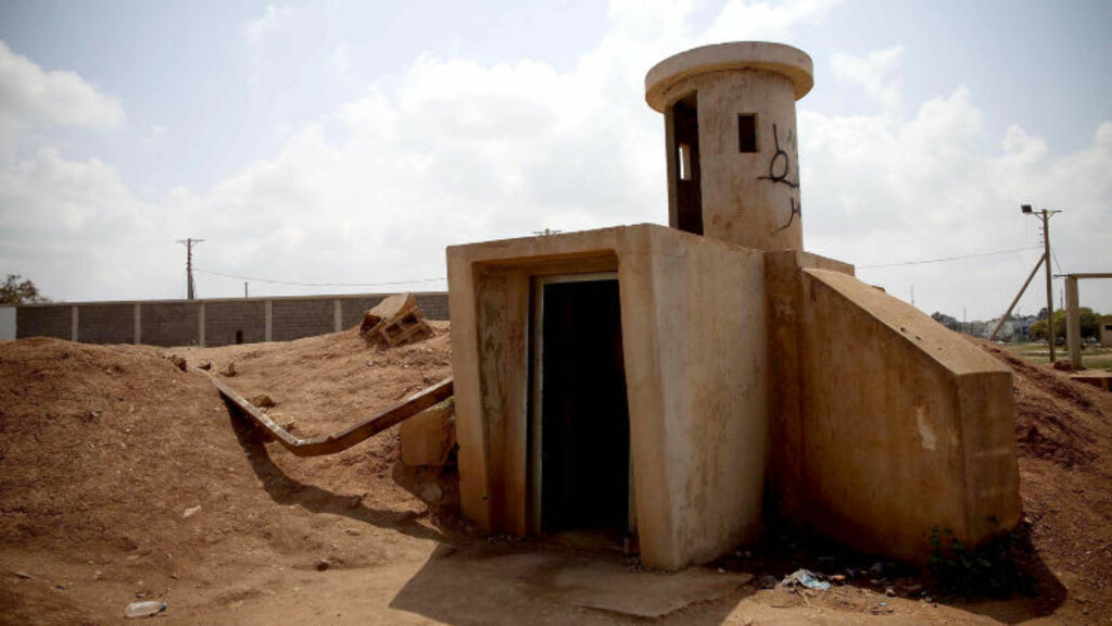 UNDERJORDISKE FENGSLER: Tusenvis av forglemmegei-blomster og hestehov vokser intetanende opp over de mange jordgrottene og hulene som Kadhafi har bygget i sitt enorme kompleks i Benghazi. Under her ble libyere fengslet, torturert og drept, ifølge innbyggerne. Foto: Tomm W. Christiansen UNDERJORDISKE FENGSLER: Tusenvis av forglemmegei-blomster og hestehov vokser intetanende opp over de mange jordgrottene og hulene som Kadhafi har bygget i sitt enorme kompleks i Benghazi. Under her ble libyere fengslet, torturert og drept, ifølge innbyggerne. Foto: Tomm W. Christiansen