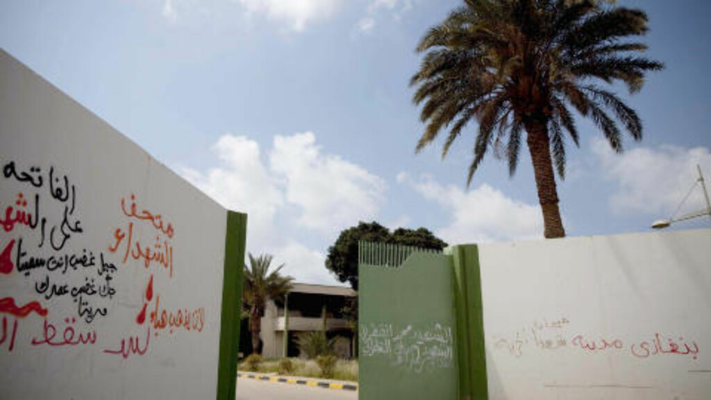 TAGGET OG ØDELAGT: Det mange kilometer store Kadhafi-komplekset i kystbyen Benghazi er sprayet full av grafitti som sier død over diktatoren, frihet og demokrati. Da Kadhafi var i Benghazi bodde han bak disse murene, sammen med etterretning og militære. Nå er alt ødelagt av Benghazi-befolkningen. TAGGET OG ØDELAGT: Det mange kilometer store Kadhafi-komplekset i kystbyen Benghazi er sprayet full av grafitti som sier død over diktatoren, frihet og demokrati. Da Kadhafi var i Benghazi bodde han bak disse murene, sammen med etterretning og militære. Nå er alt ødelagt av Benghazi-befolkningen.