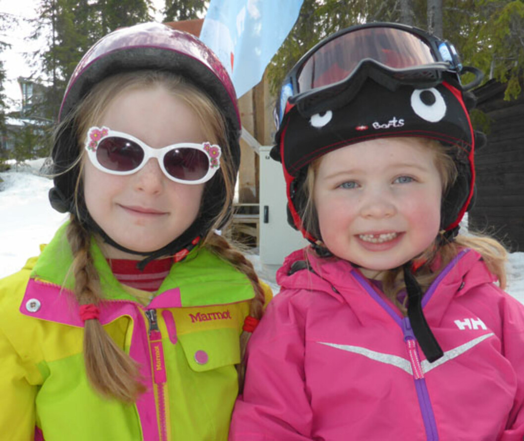 RAGNHILD OG LIVE LIKER VALLE: - Valleshow er gøy, mener jentene som har stått på slalom siden de var tre år. Foto: Elisabeth Lofthus RAGNHILD OG LIVE LIKER VALLE: - Valleshow er gøy, mener jentene som har stått på slalom siden de var tre år. Foto: Elisabeth Lofthus