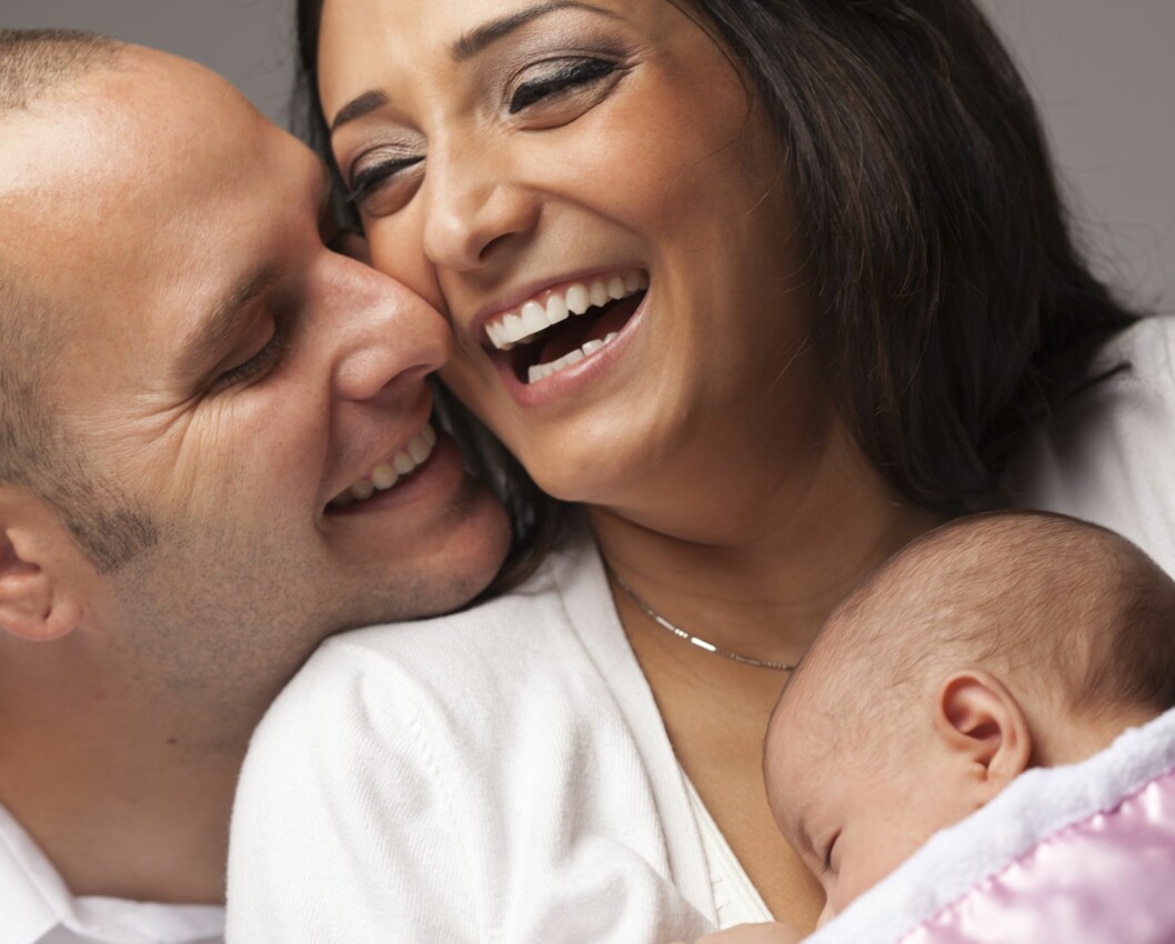LYKKE: Å være rundt en nyfødt baby gjør oss litt ekstra lykkelige. Foto: NTB Scanpix LYKKE: Å være rundt en nyfødt baby gjør oss litt ekstra lykkelige. Foto: NTB Scanpix