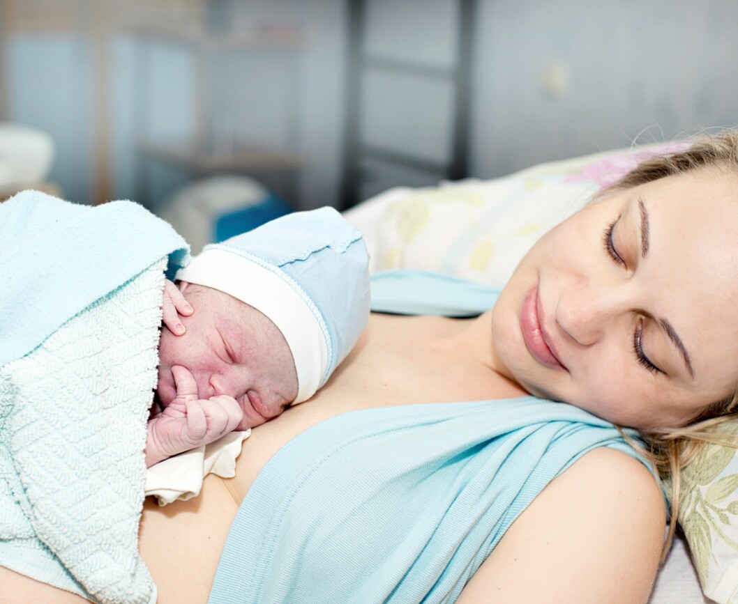 TRENGER EKSTRA HVILE: – Det kan være vondt å komme seg rundt og en har nok mer behov for hjelp enn kvinner som har født vaginalt, sier jordmor. Foto: Shutterstock TRENGER EKSTRA HVILE: – Det kan være vondt å komme seg rundt og en har nok mer behov for hjelp enn kvinner som har født vaginalt, sier jordmor. Foto: Shutterstock