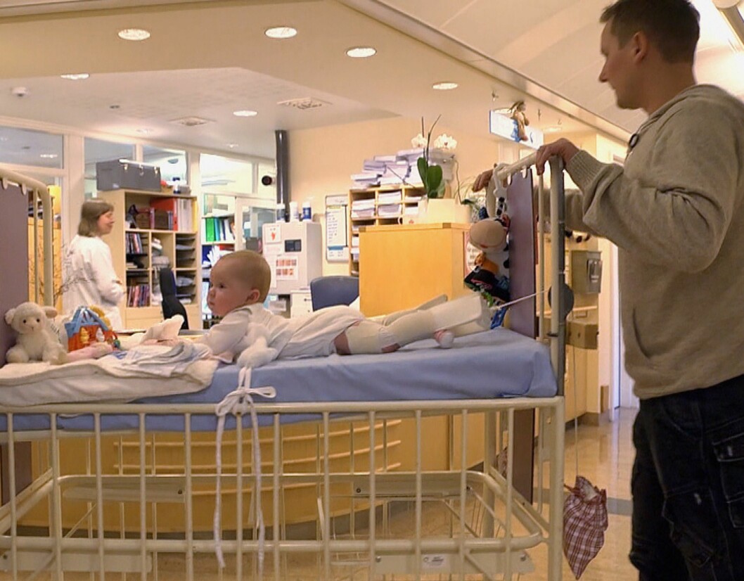 PÅ TRILLETUR: Mens Mina lå i strekk ble det en del trilleturer i sykehuskorridorene med sengen, forteller pappa Henning. Foto: TVNorge PÅ TRILLETUR: Mens Mina lå i strekk ble det en del trilleturer i sykehuskorridorene med sengen, forteller pappa Henning. Foto: TVNorge
