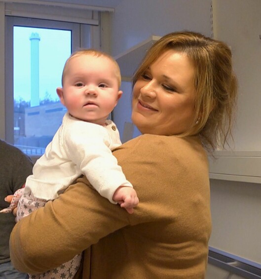ARVELIG: Minas mamma Andrea ble også født med hofteleddsdysplasi. Foto: TVNorge ARVELIG: Minas mamma Andrea ble også født med hofteleddsdysplasi. Foto: TVNorge