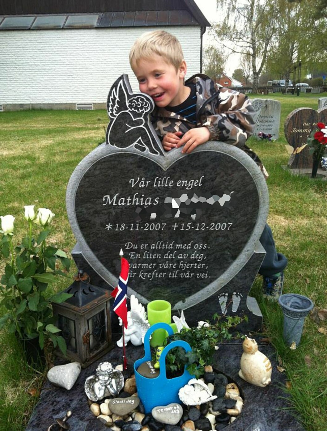 BESØKER GRAVEN: Seks år gamle Sebastian vet godt at han har en storebror. Foto: Privat BESØKER GRAVEN: Seks år gamle Sebastian vet godt at han har en storebror. Foto: Privat