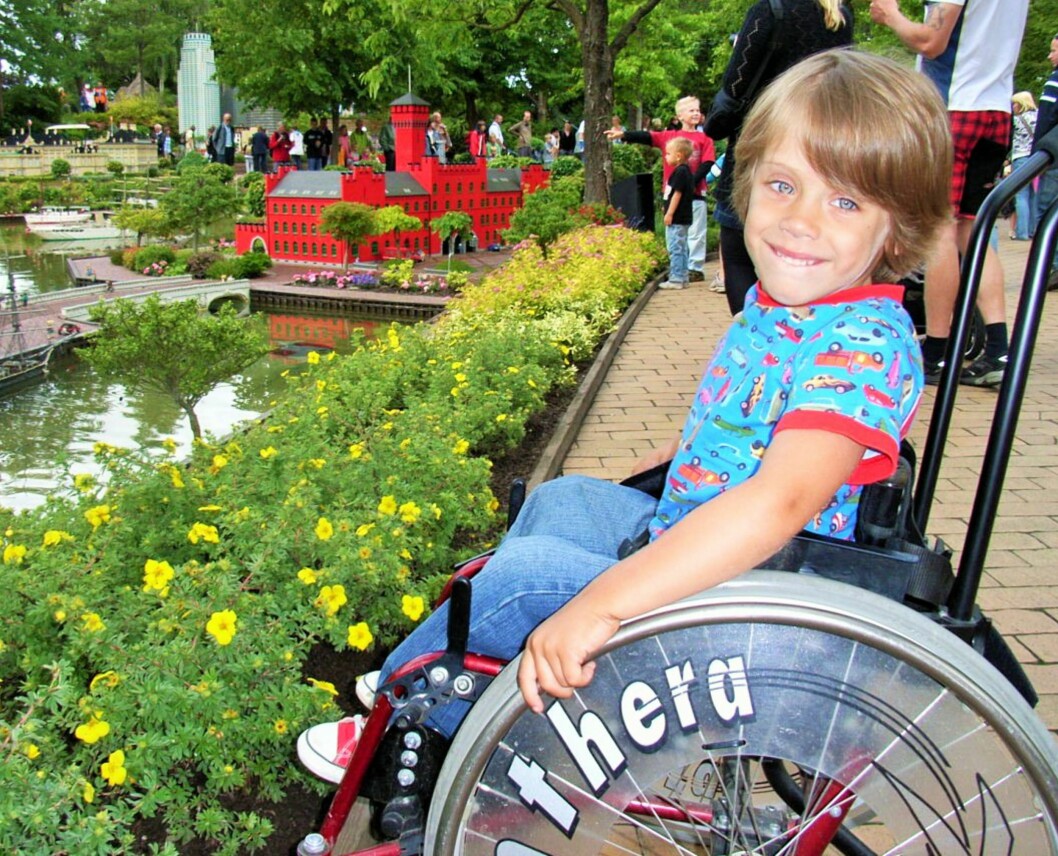 I LEGOLAND: – Fra første stund var vi helt klare på at vi skulle leve så normalt som mulig, forteller mamma Kamilla. Foto: Privat I LEGOLAND: – Fra første stund var vi helt klare på at vi skulle leve så normalt som mulig, forteller mamma Kamilla. Foto: Privat