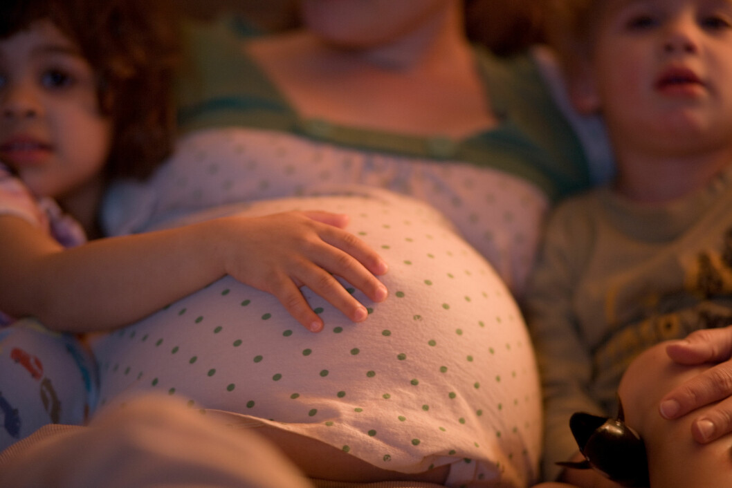 TRYGT OG GODT: Trebarnsmamma Maria Kristine synes slett ikke det var noe problem å gå over tiden, til tross for at hun måtte vente i hele 18 dager ekstra. Foto: Illustrasjonsfoto NTB Scanpix TRYGT OG GODT: Trebarnsmamma Maria Kristine synes slett ikke det var noe problem å gå over tiden, til tross for at hun måtte vente i hele 18 dager ekstra. Foto: Illustrasjonsfoto NTB Scanpix