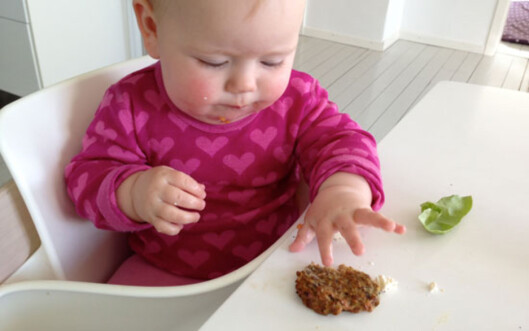 Lerke spiste selv fra 5 måneder: Karbonade og kålblad - ikke det vi vanligvis tenker på som babymat? Lerke spiste selv fra 5 måneder: Karbonade og kålblad - ikke det vi vanligvis tenker på som babymat?